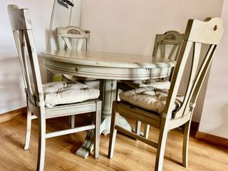 Mesa redonda extensible de madera con 4 sillas