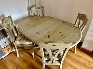 Mesa redonda extensible de madera con 4 sillas