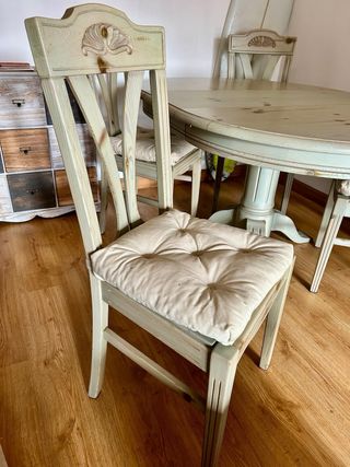 Mesa redonda extensible de madera con 4 sillas