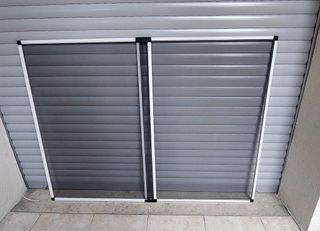 Zanzariera estendibile e reversibile