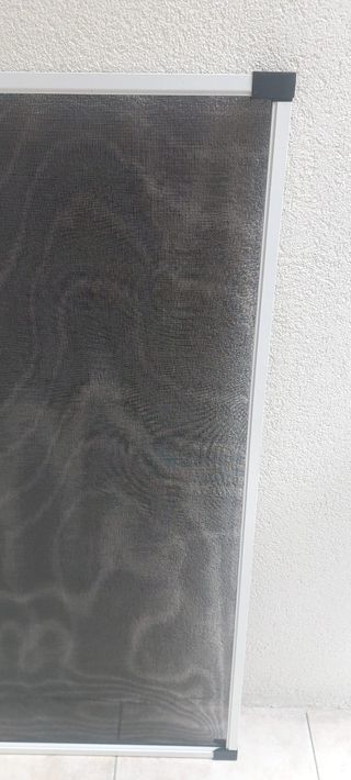 Zanzariera estendibile e reversibile