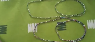 2 Collares largos de abalorios y cuentas pequeñas.