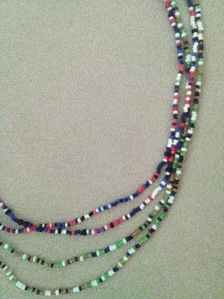 2 Collares largos de abalorios y cuentas pequeñas.