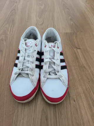 Zapatillas Adidas Blancas con Detalles Rojos