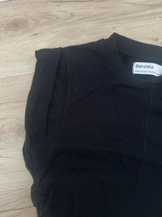 Top Bershka negro fruncido