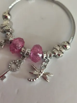 Pulsera Charm con Dijes Rosas, llave, mariposa