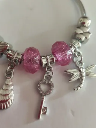 Pulsera Charm con Dijes Rosas, llave, mariposa