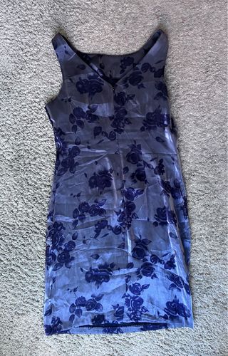 Vestido elegante azul con flores