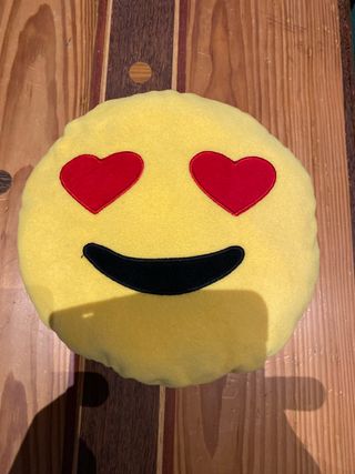 Cojín emoji sonrisa con corazones