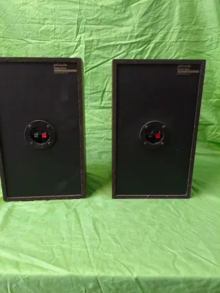 Altavoces Polk Audio monitor series.