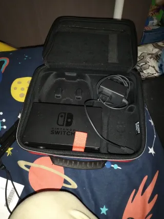 Nintendo Switch Azul/Rojo con funda