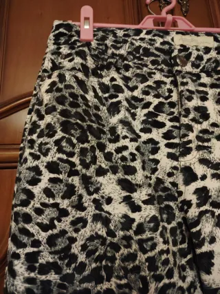 Pantalón animal print blanco y negro