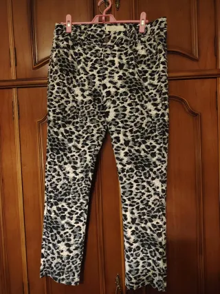 Pantalón animal print blanco y negro