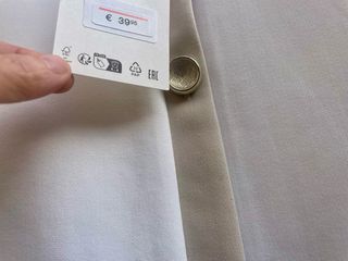 Chaqueta Zara blanca y beige con etiqueta