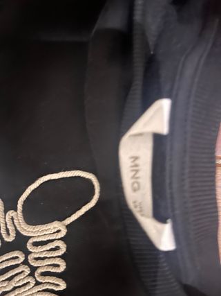 Sudadera negra Mango con estampado cebra