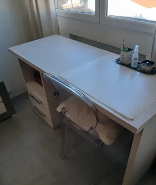 Escritorio de madera con cajones