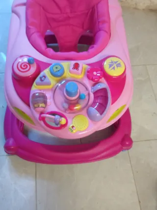 Andador infantil rosa con actividades