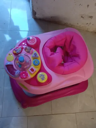 Andador infantil rosa con actividades