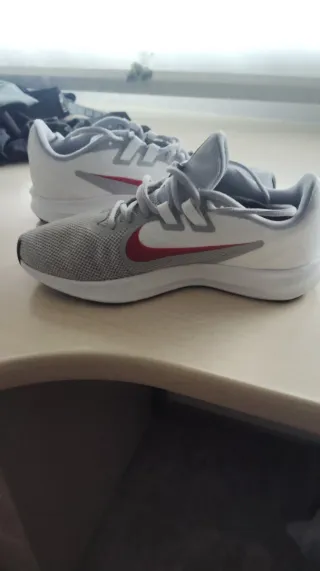 Zapatillas Nike grises y blancas sin estrenar