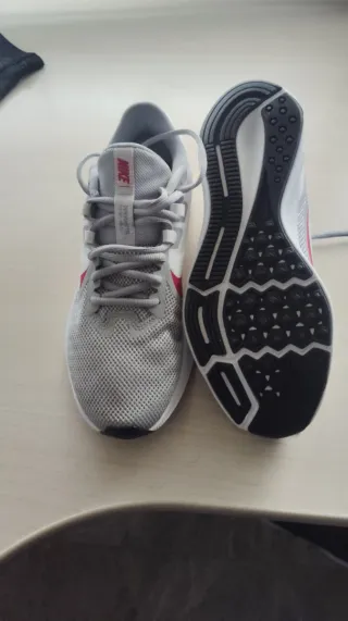 Zapatillas Nike grises y blancas sin estrenar