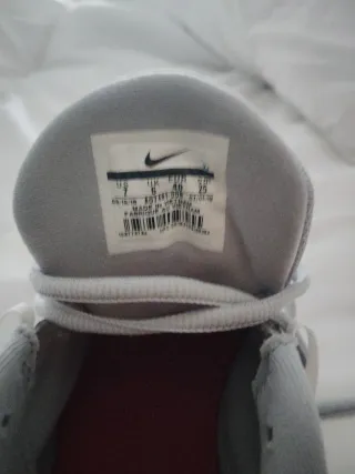 Zapatillas Nike grises y blancas sin estrenar