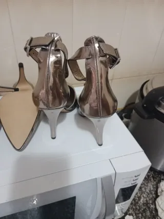 Zapatos de tacón dorados y plateados.8 cm.d alto.