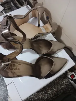 Zapatos de tacón dorados y plateados.8 cm.d alto.