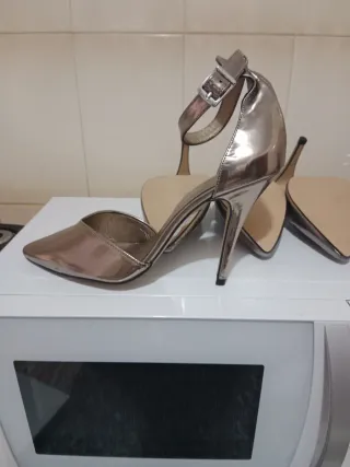 Zapatos de tacón dorados y plateados.8 cm.d alto.
