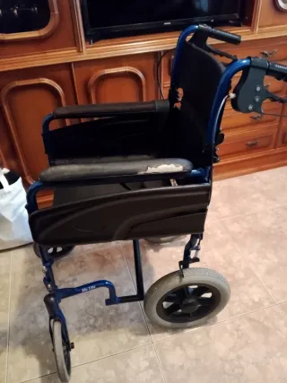 Silla de ruedas plegable azul