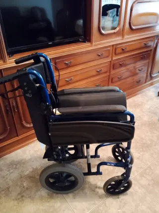 Silla de ruedas plegable azul