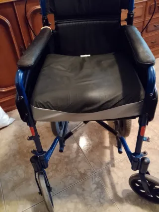 Silla de ruedas plegable azul