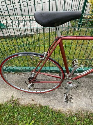 Bicicleta de carretera roja