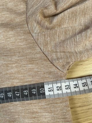 Camiseta beige con cuello V multicolor L