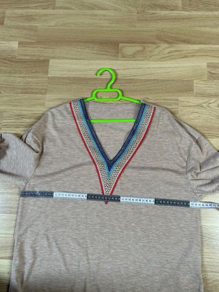 Camiseta beige con cuello V multicolor L