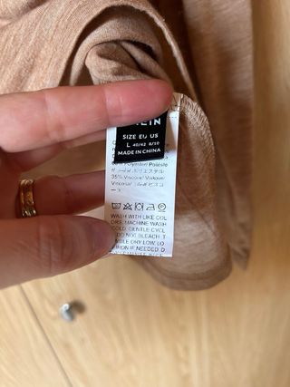 Camiseta beige con cuello V multicolor L