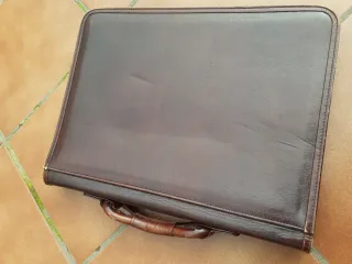 Maletín de piel marrón