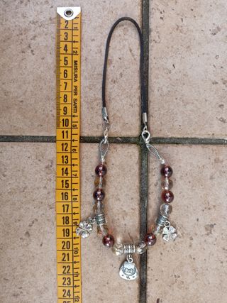 Collana con pietre di vetro marroni e ciondoli