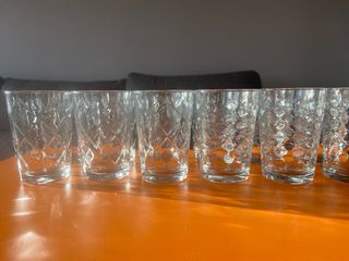 Juego de vasos y copas de cristal