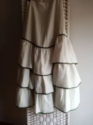 Falda, corpiño y mantoncillo,el precio es de todo