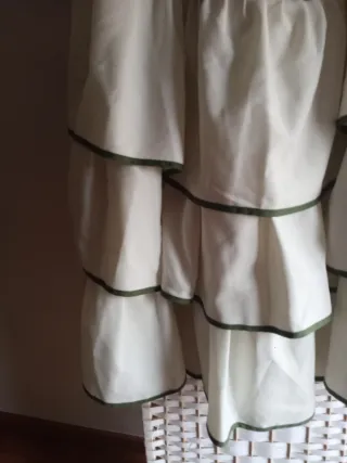 Falda, corpiño y mantoncillo,el precio es de todo