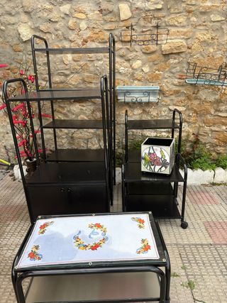 Estanterías negras de madera y hierro