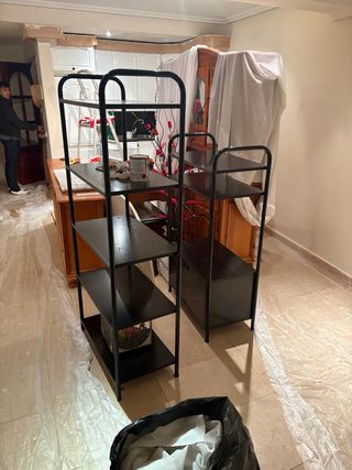 Estanterías negras de madera y hierro