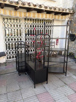 Estanterías negras de madera y hierro