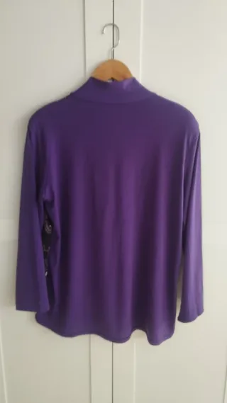 Camiseta morada con estampado espectacular