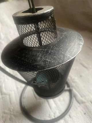 Portavelas de metal negro y plateado.