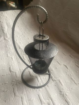 Portavelas de metal negro y plateado.