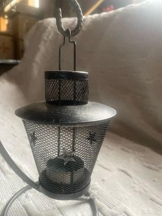 Portavelas de metal negro y plateado.