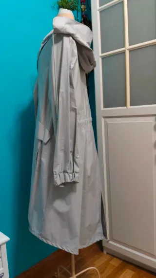 Gabardina gris con capucha