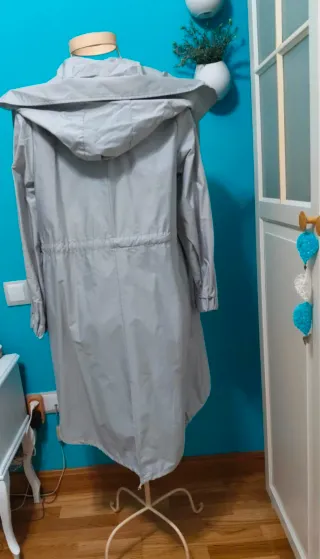 Gabardina gris con capucha