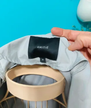 Gabardina gris con capucha